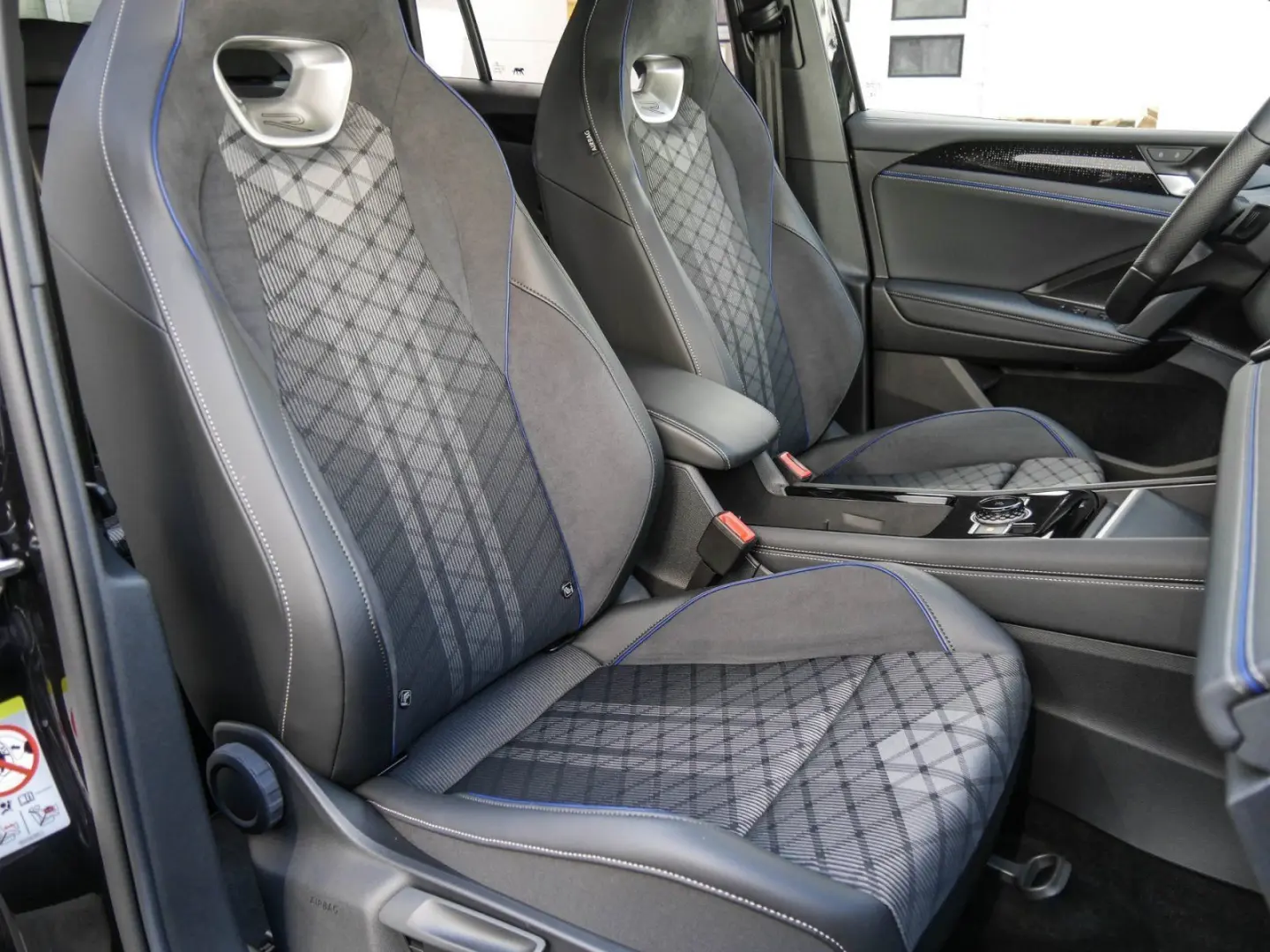 VOLKSWAGEN Tiguan 2.0 TDI R-Line DCC IQ.LIGHT LEASING