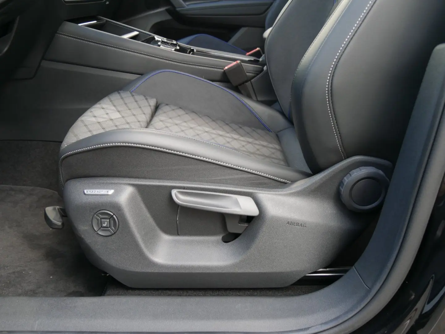 VOLKSWAGEN Tiguan 2.0 TDI R-Line DCC IQ.LIGHT LEASING
