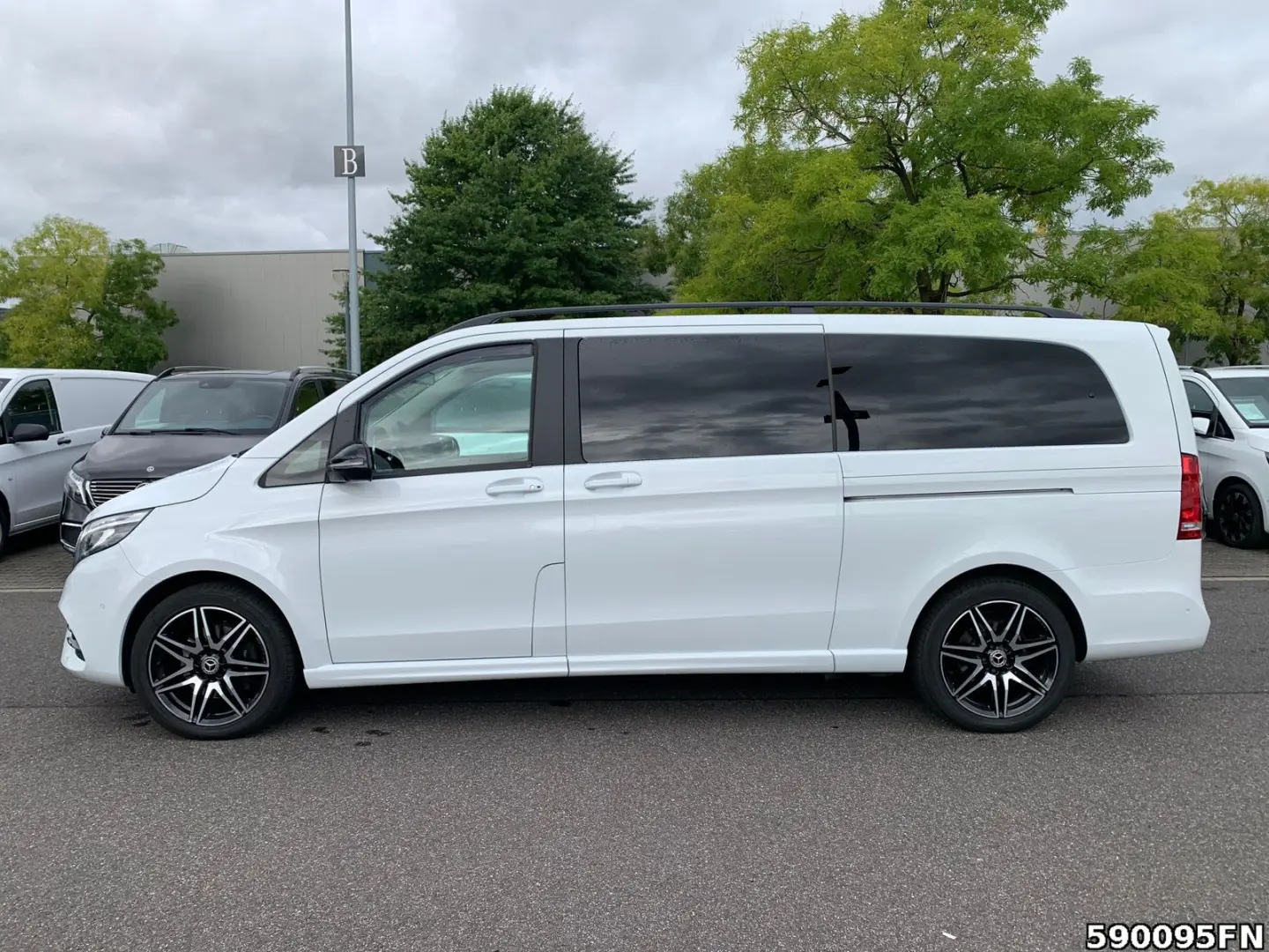 MERCEDES BENZ V300 EAV/XXL 4MATIC AMG *DISTRONIC