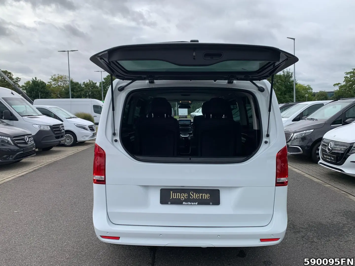 MERCEDES BENZ V300 EAV/XXL 4MATIC AMG *DISTRONIC