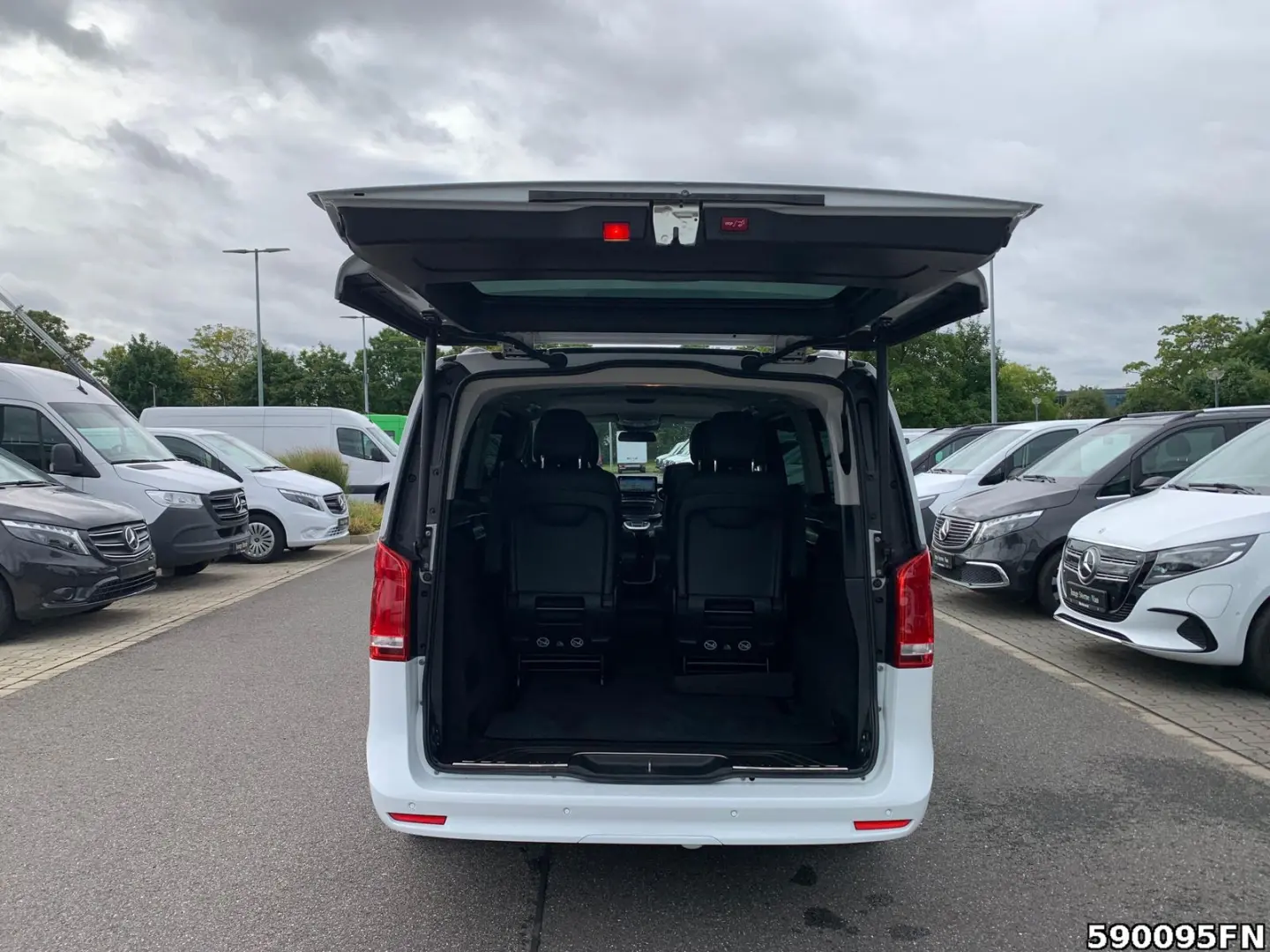 MERCEDES BENZ V300 EAV/XXL 4MATIC AMG *DISTRONIC