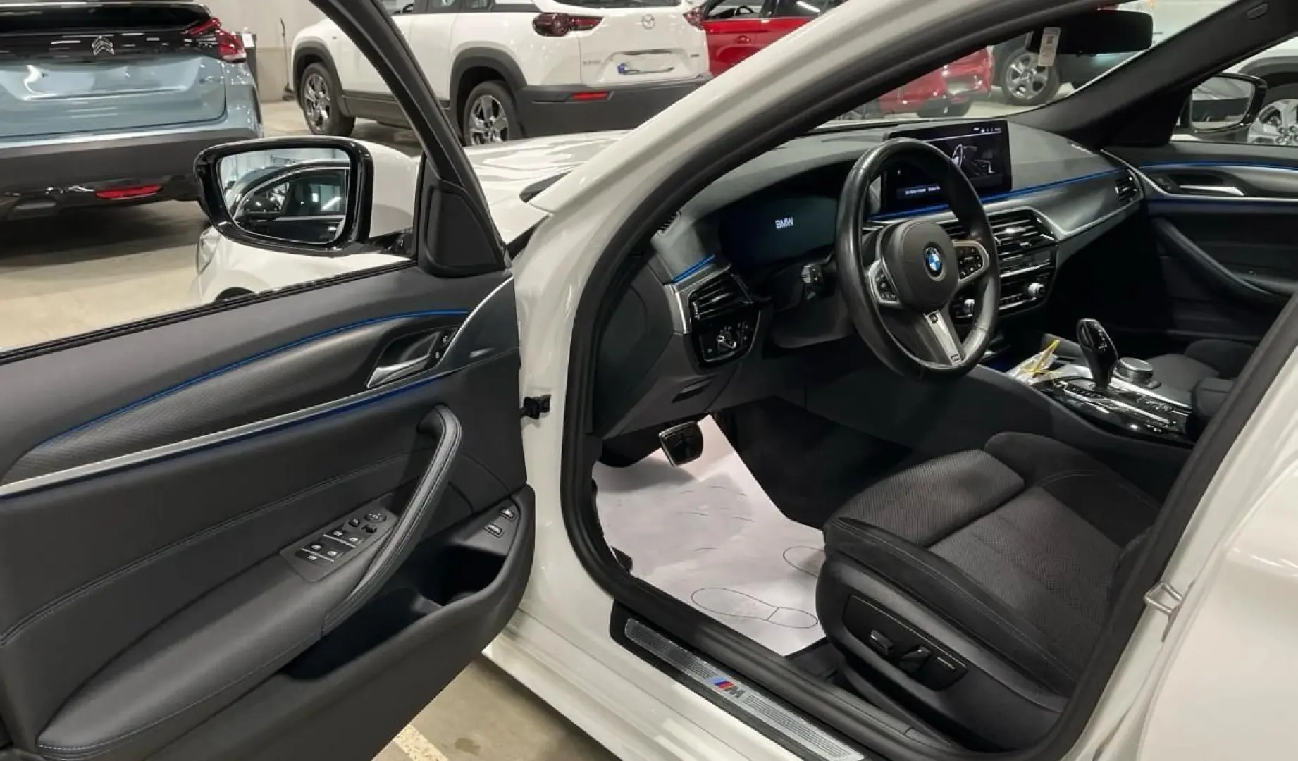 530e xDrive M-Paket LED*AHK*HuD*360°*SHZ*VIRTUAL