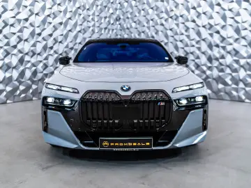 M760  e xDrive * Theatre* Msport* Bowers&Wilkins