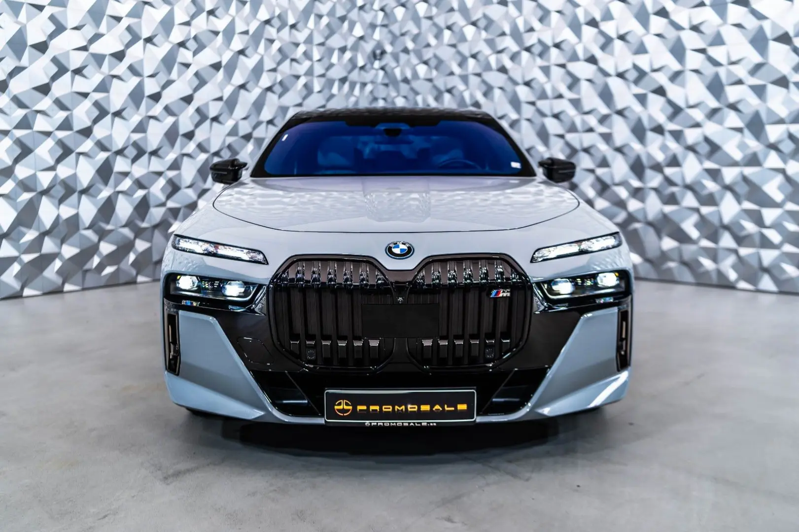 M760  e xDrive * Theatre* Msport* Bowers&Wilkins