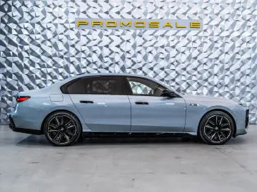 M760  e xDrive * Theatre* Msport* Bowers&Wilkins