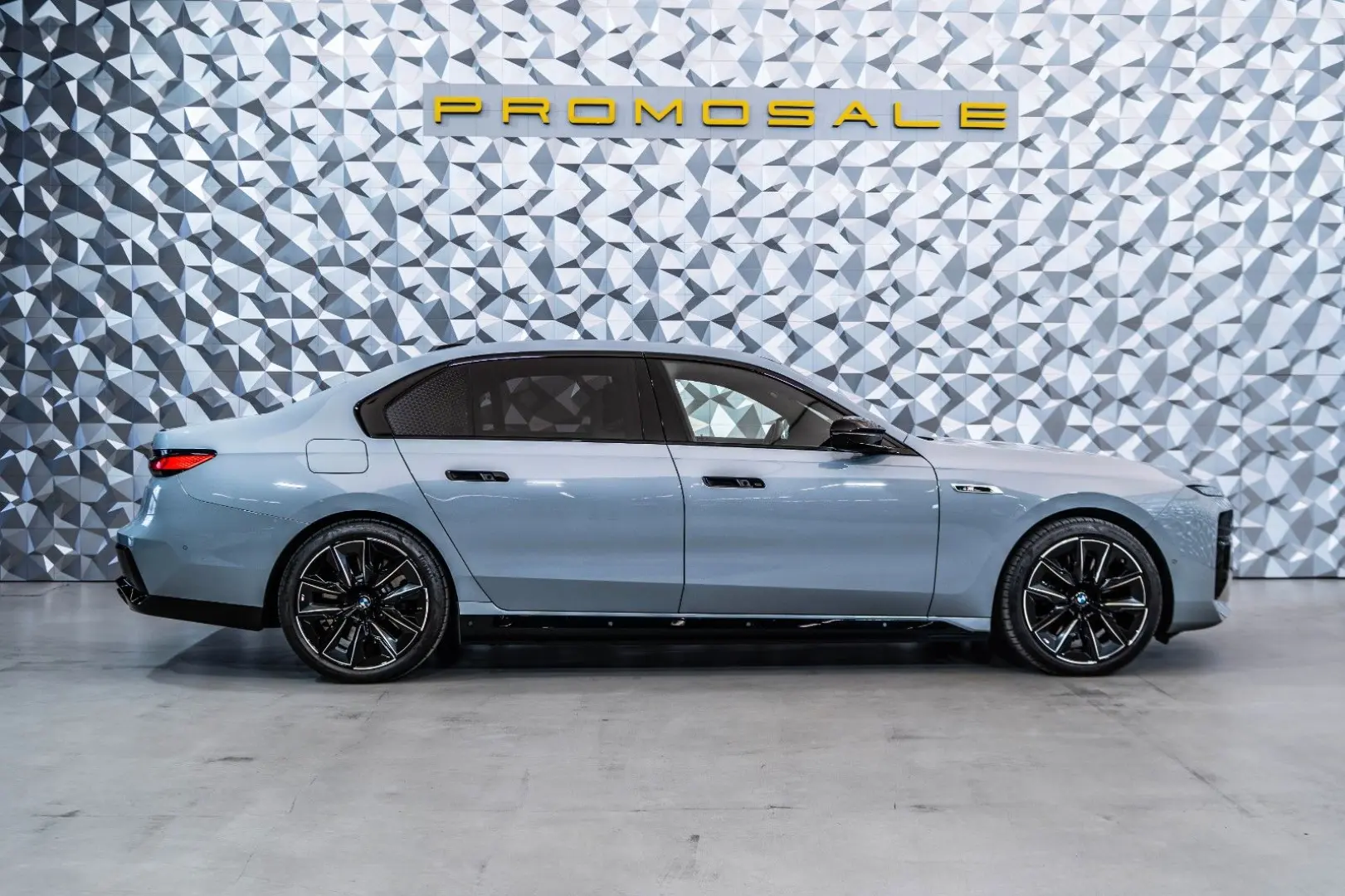 M760  e xDrive * Theatre* Msport* Bowers&Wilkins