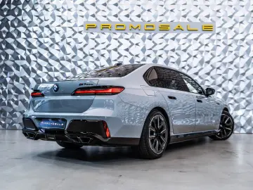 M760  e xDrive * Theatre* Msport* Bowers&Wilkins