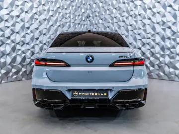 M760  e xDrive * Theatre* Msport* Bowers&Wilkins