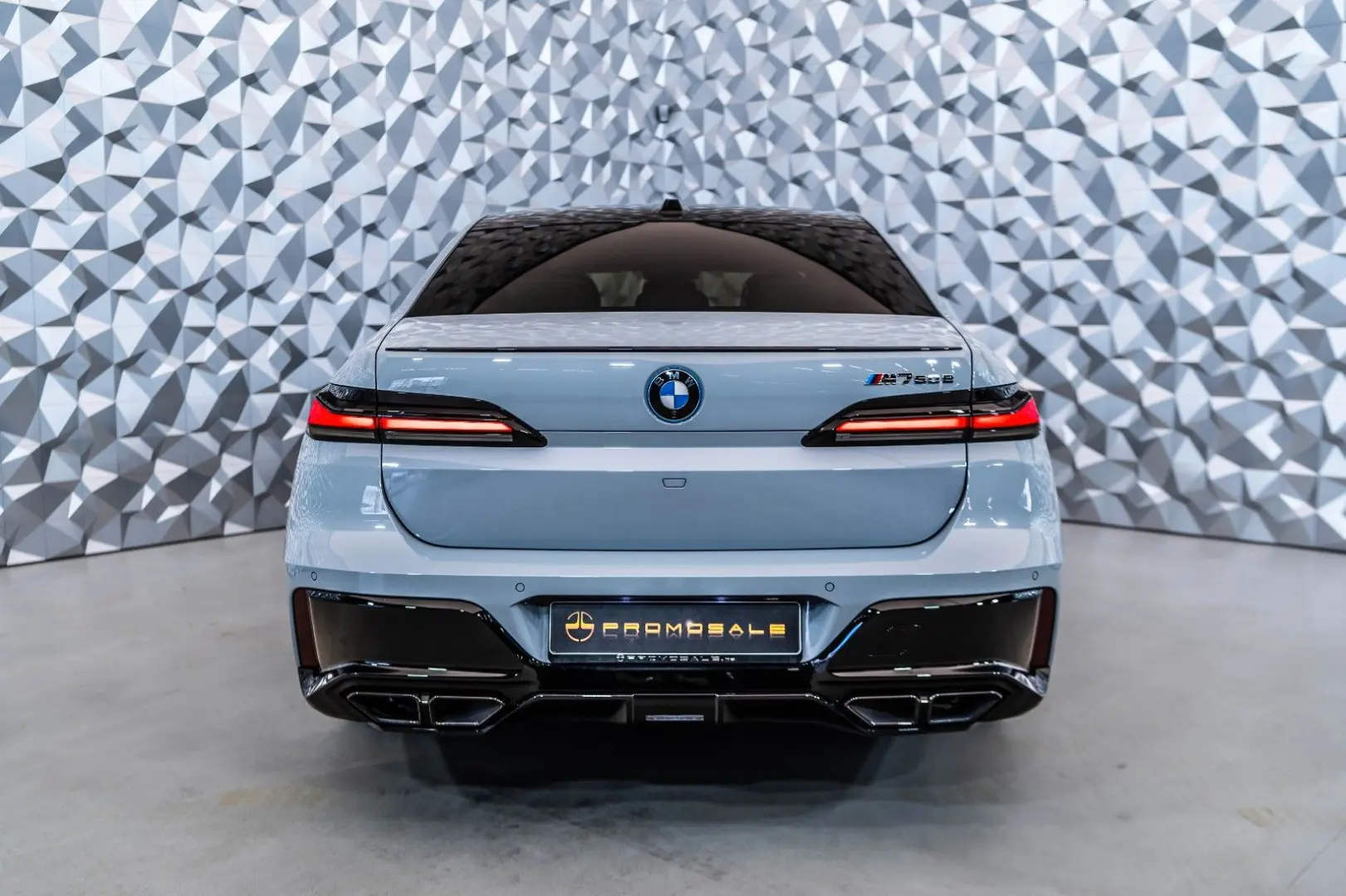 M760  e xDrive * Theatre* Msport* Bowers&Wilkins
