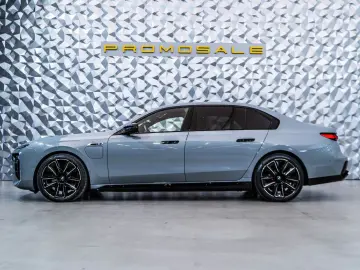 M760  e xDrive * Theatre* Msport* Bowers&Wilkins