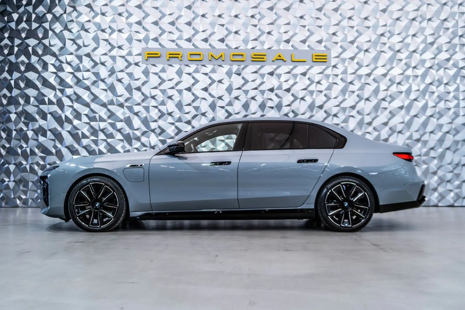 M760  e xDrive * Theatre* Msport* Bowers&Wilkins