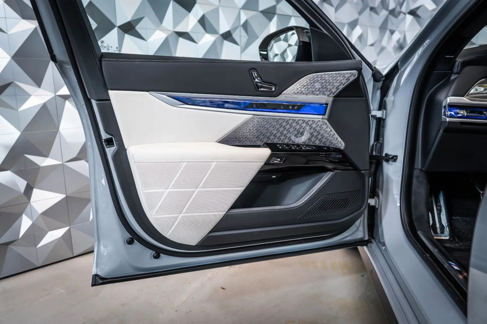 M760  e xDrive * Theatre* Msport* Bowers&Wilkins