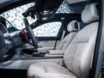 M760  e xDrive * Theatre* Msport* Bowers&Wilkins