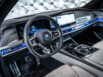 M760  e xDrive * Theatre* Msport* Bowers&Wilkins