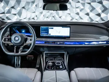 M760  e xDrive * Theatre* Msport* Bowers&Wilkins