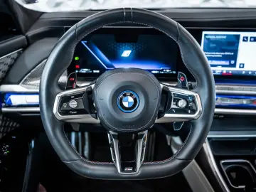 M760  e xDrive * Theatre* Msport* Bowers&Wilkins