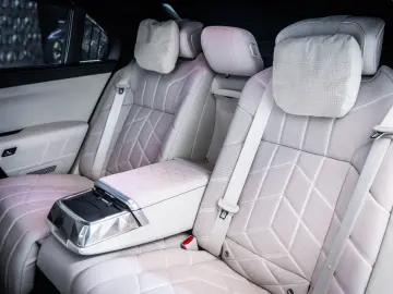M760  e xDrive * Theatre* Msport* Bowers&Wilkins