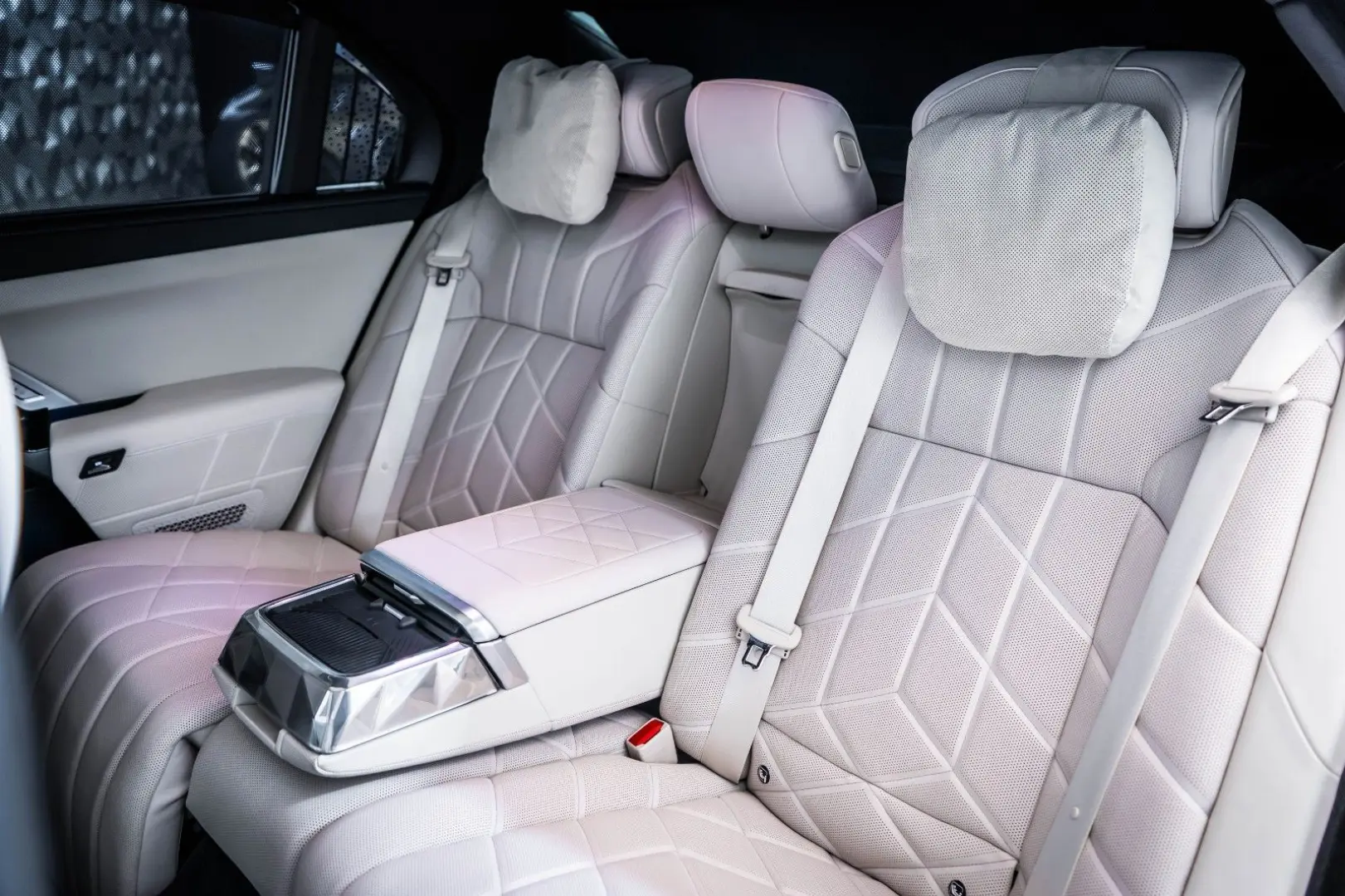 M760  e xDrive * Theatre* Msport* Bowers&Wilkins
