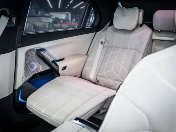 M760  e xDrive * Theatre* Msport* Bowers&Wilkins