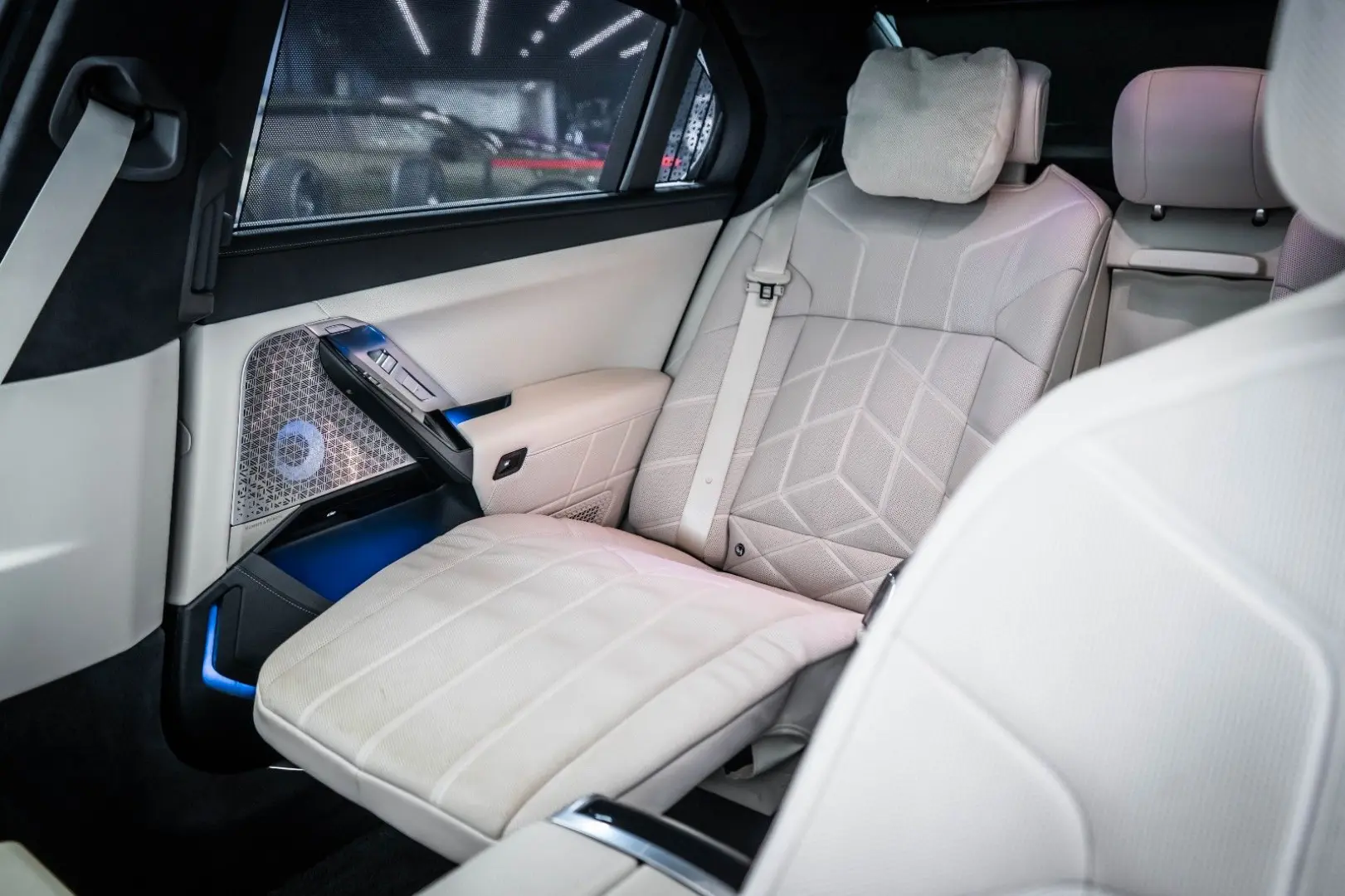 M760  e xDrive * Theatre* Msport* Bowers&Wilkins