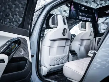 M760  e xDrive * Theatre* Msport* Bowers&Wilkins