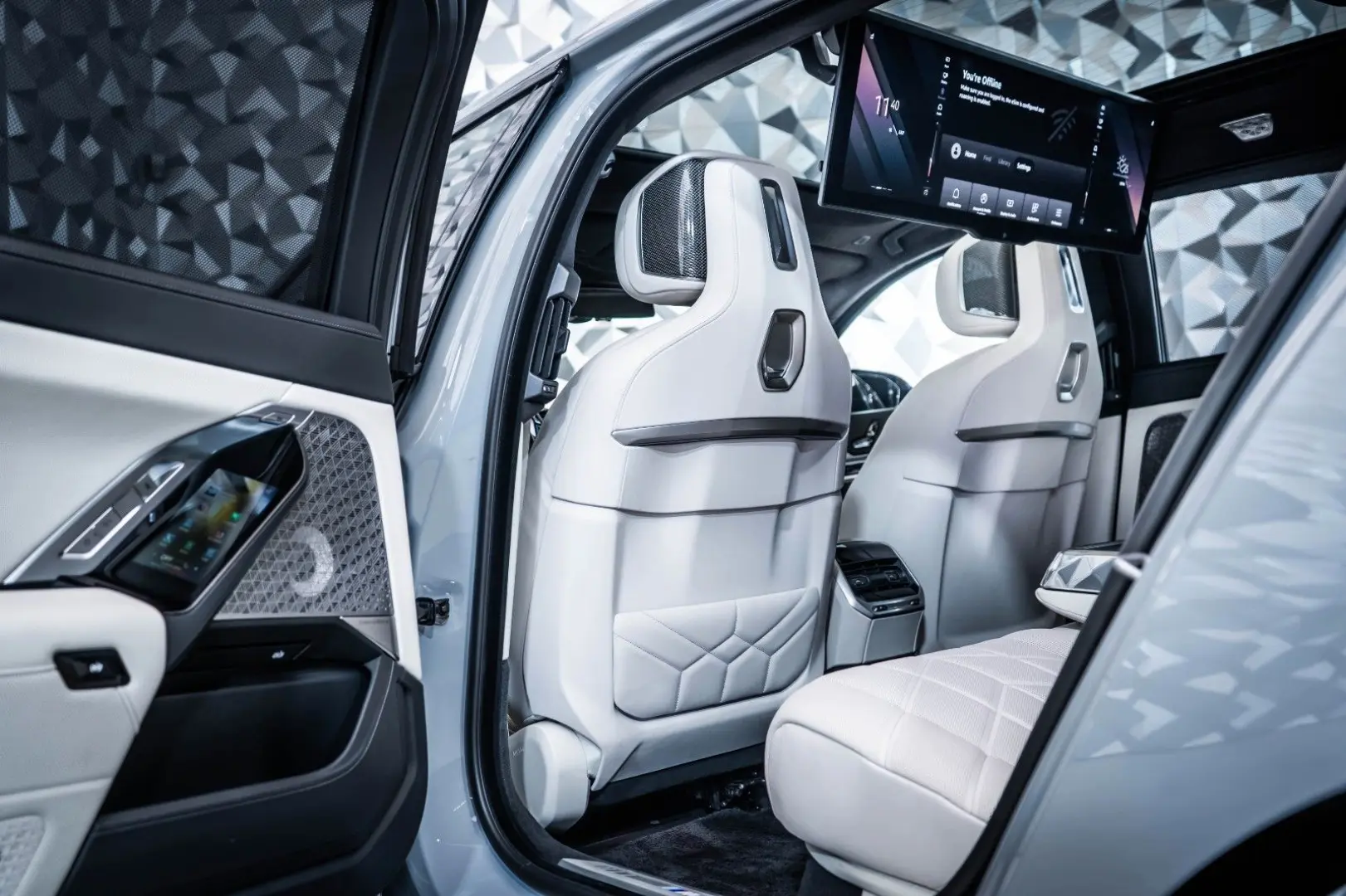 M760  e xDrive * Theatre* Msport* Bowers&Wilkins