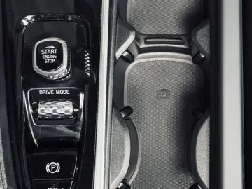 XC90 R Design AWD 7-Sitzer |AHK|HUD|PANO|360*