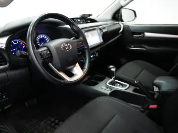 TOYOTA HILUX DC 2.4D AT INVINCIBLE