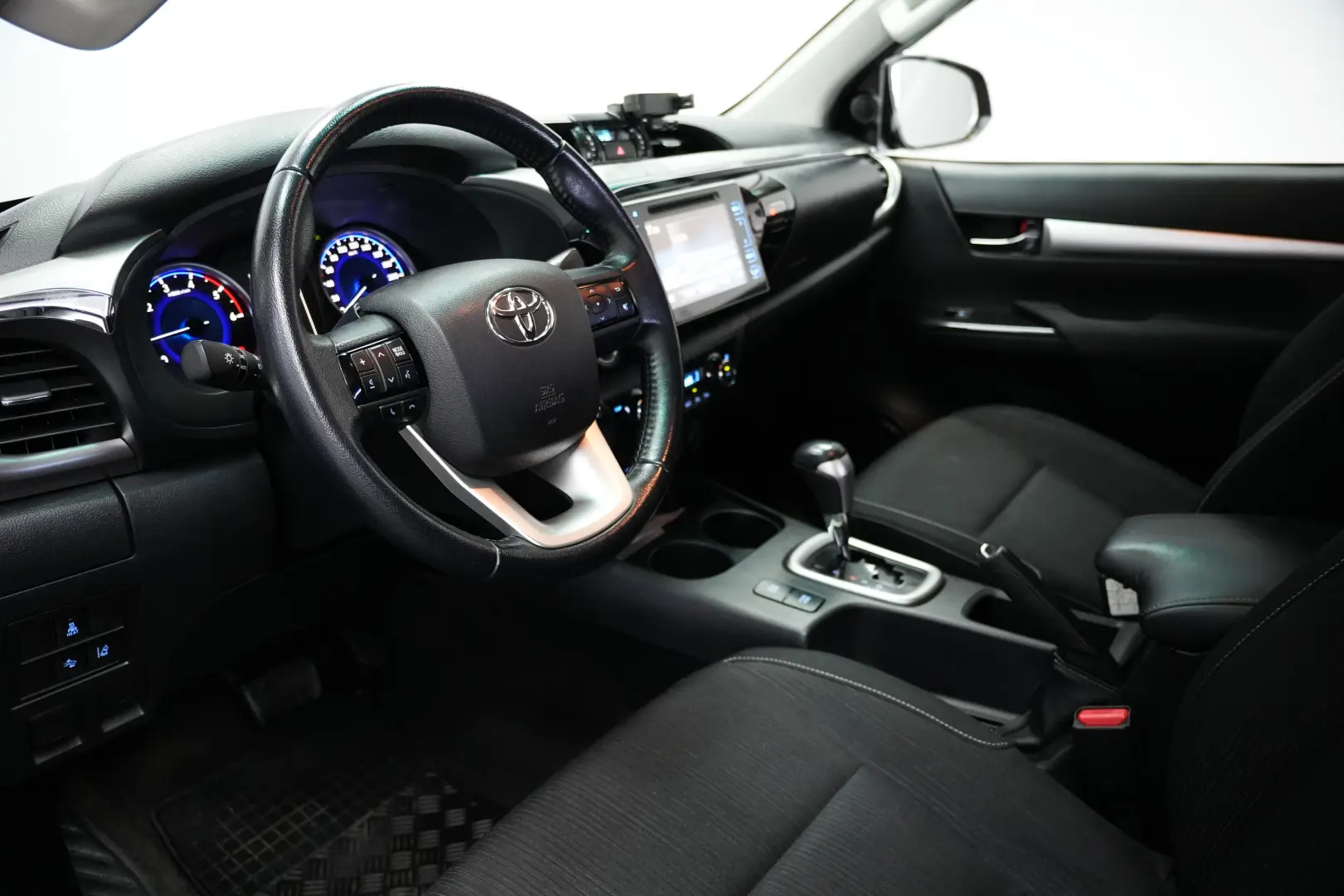 TOYOTA HILUX DC 2.4D AT INVINCIBLE