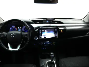 TOYOTA HILUX DC 2.4D AT INVINCIBLE