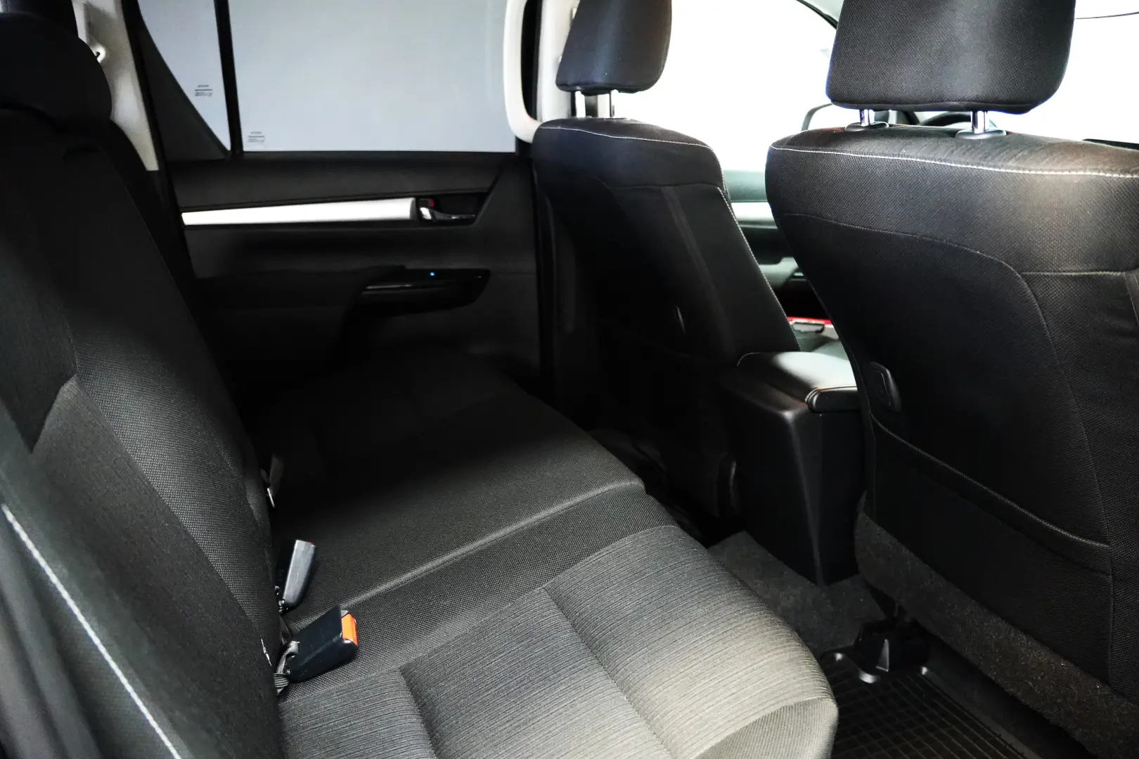 TOYOTA HILUX DC 2.4D AT INVINCIBLE