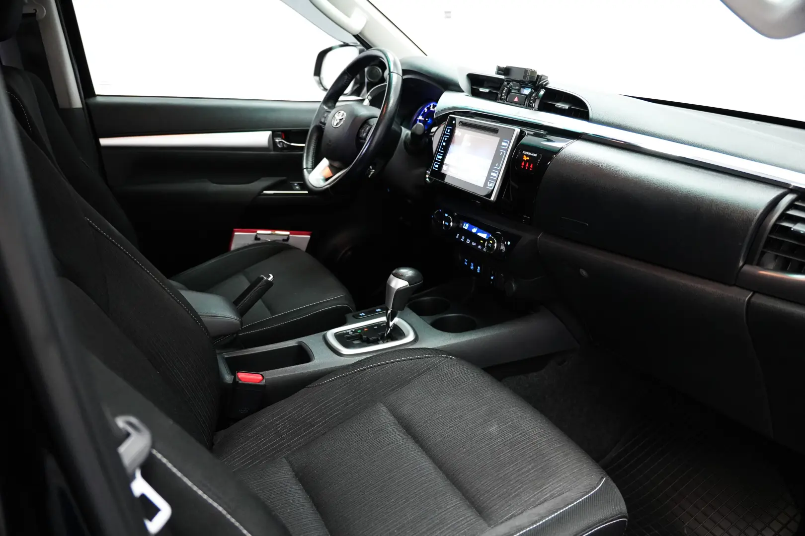 TOYOTA HILUX DC 2.4D AT INVINCIBLE