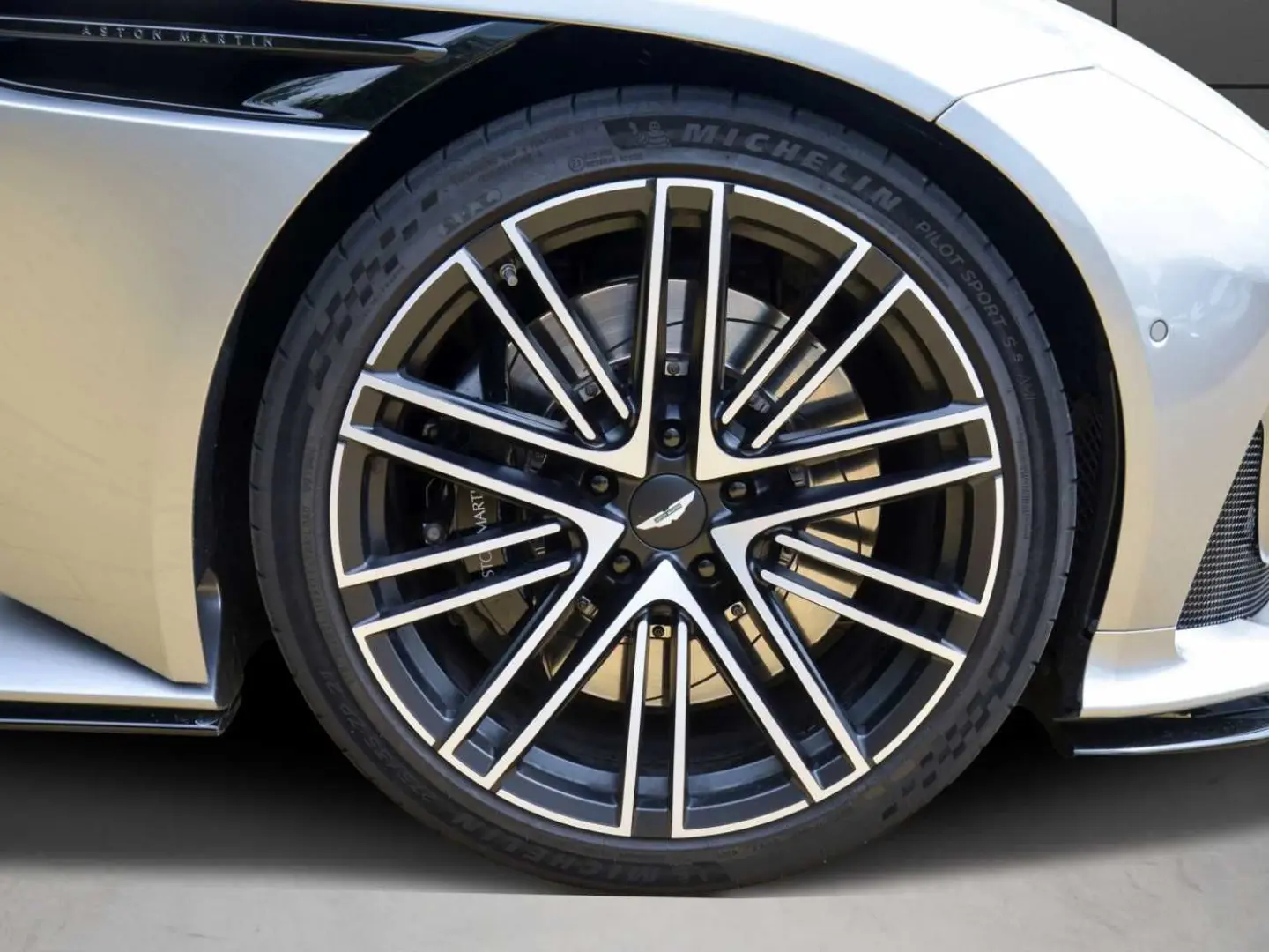DB12 Volante NP 284.000€