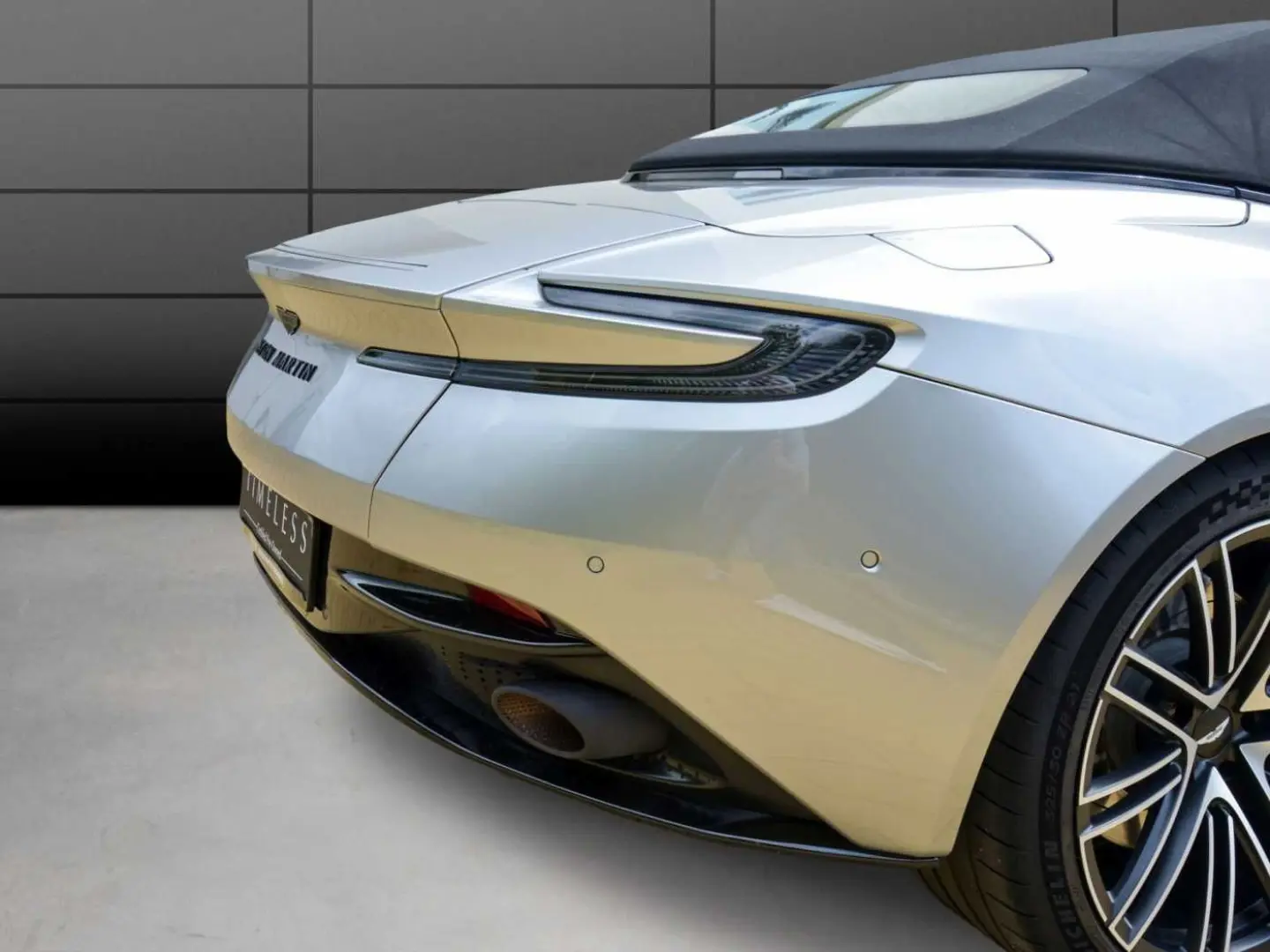DB12 Volante NP 284.000€