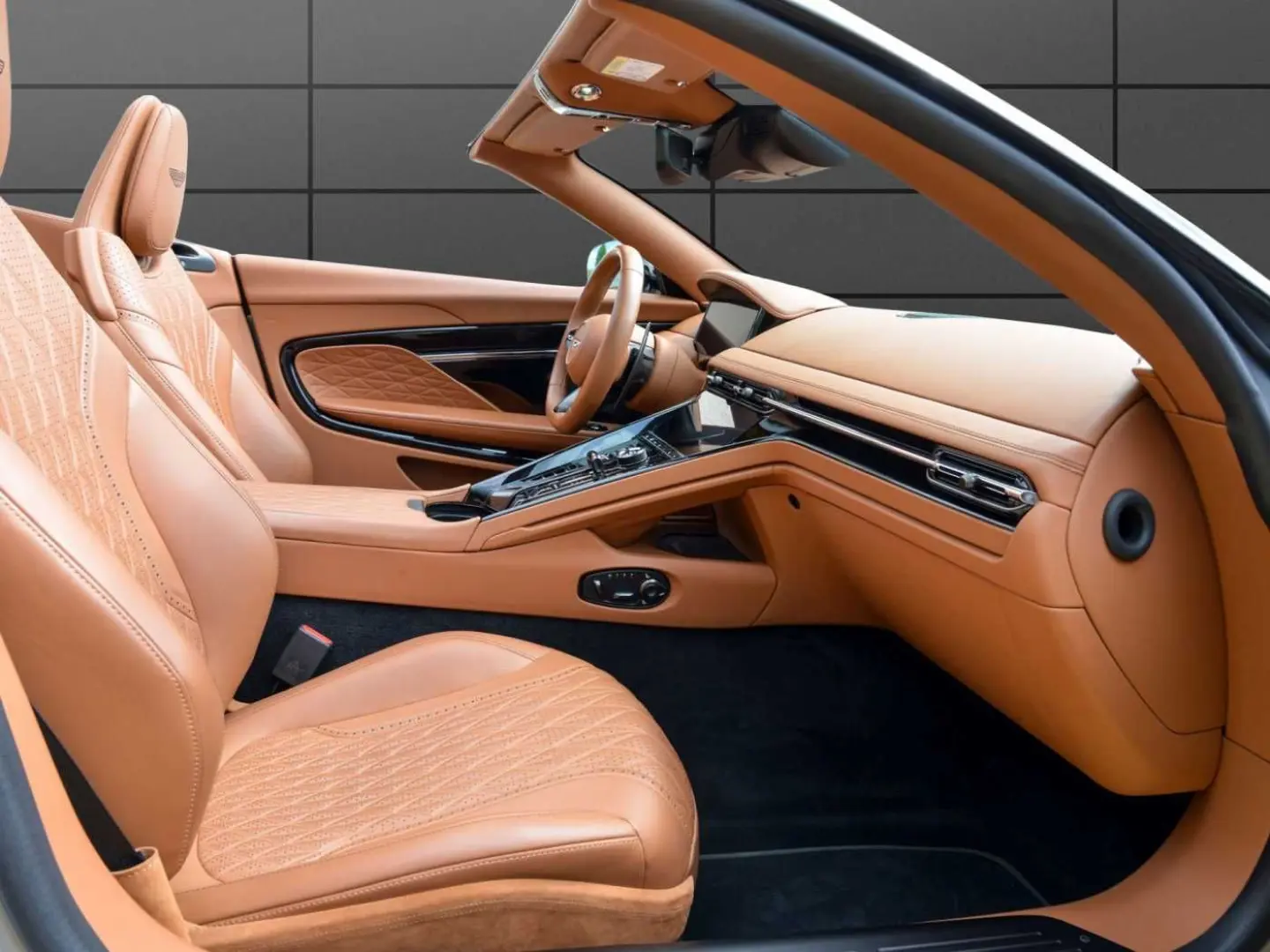 DB12 Volante NP 284.000€