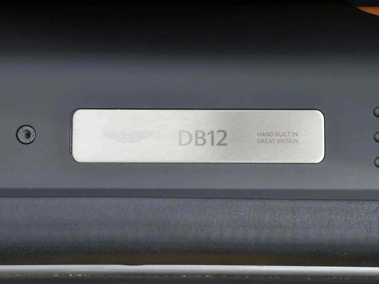 DB12 Volante NP 284.000€