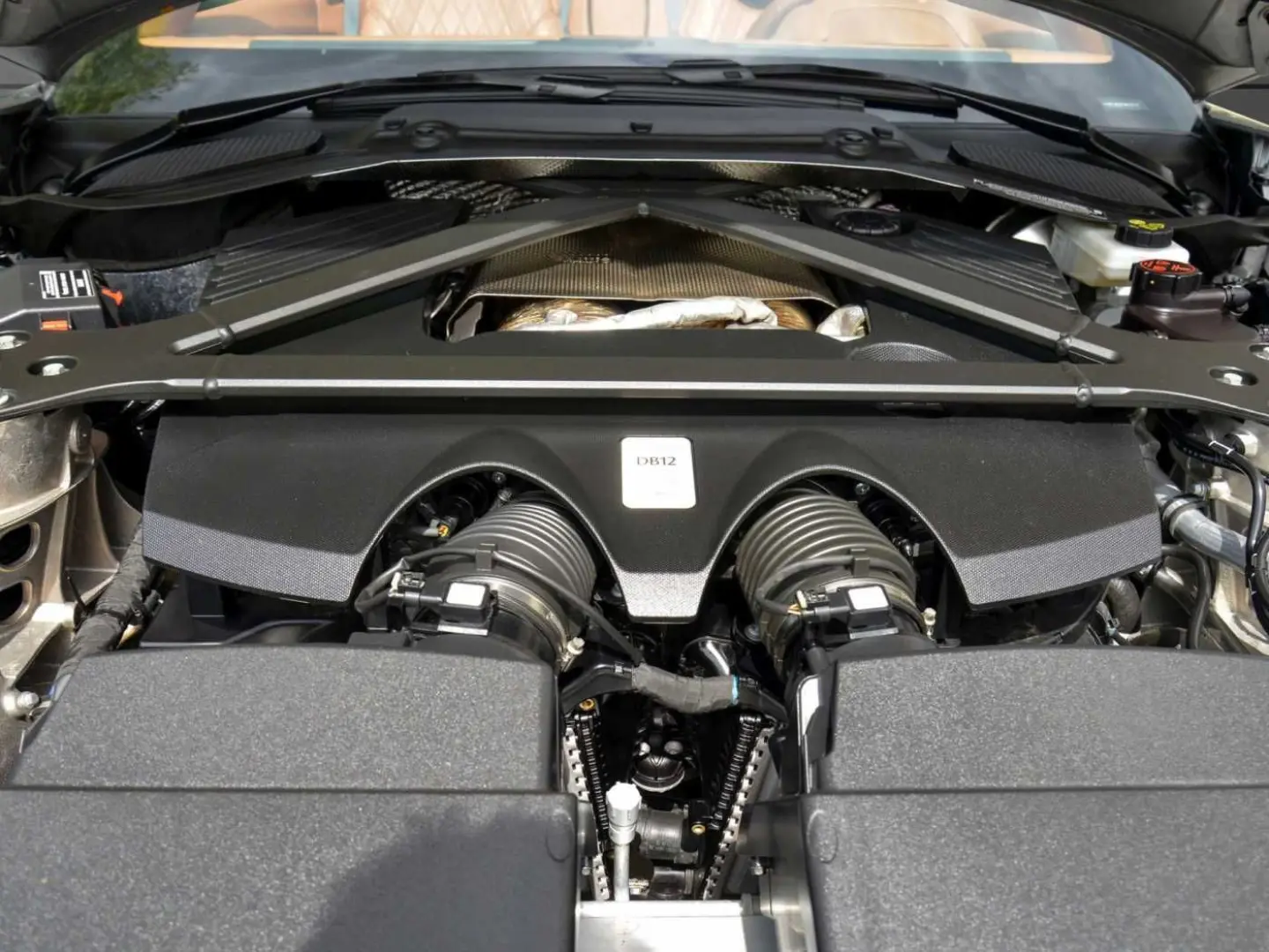 DB12 Volante NP 284.000€