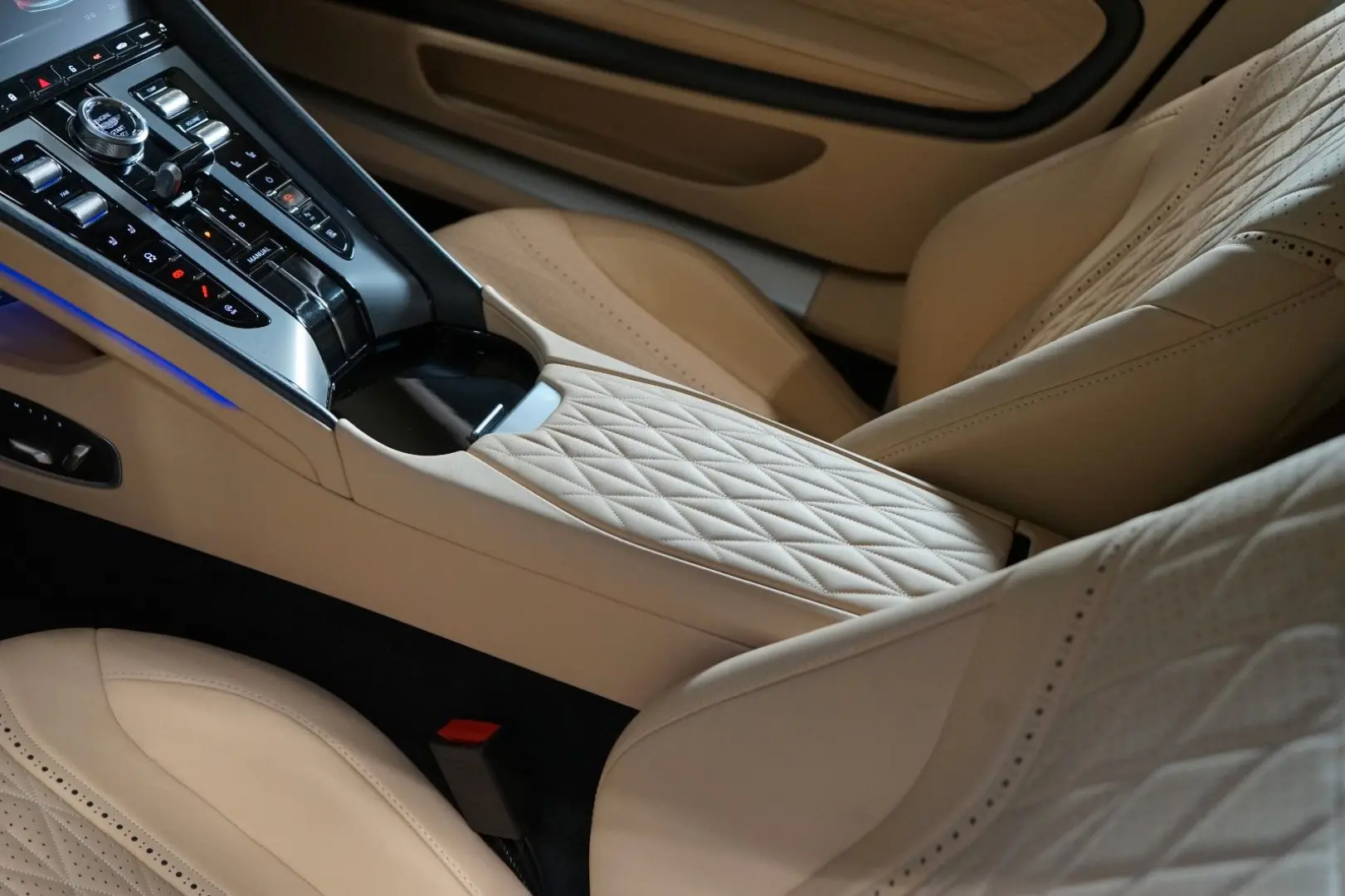 DB12 500kW*V8*B&W*CERAMIC*CARBON*203.967€ NETTO