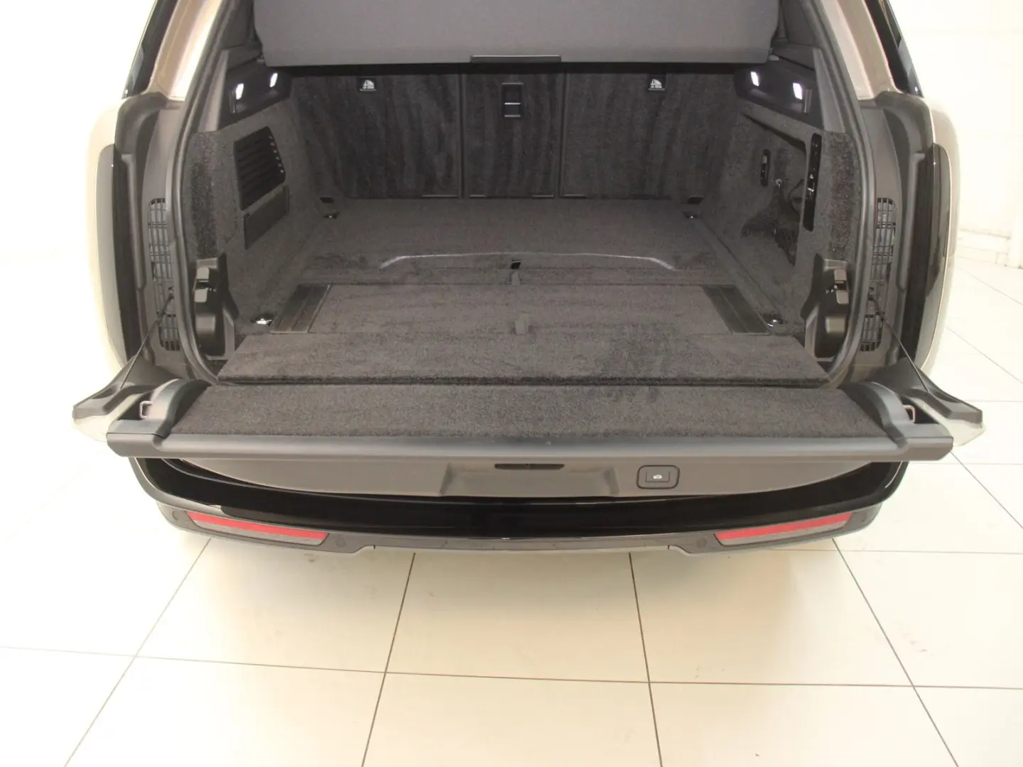 Range Rover P460e Hybrid SE SWB AHK Pano HUD Sha