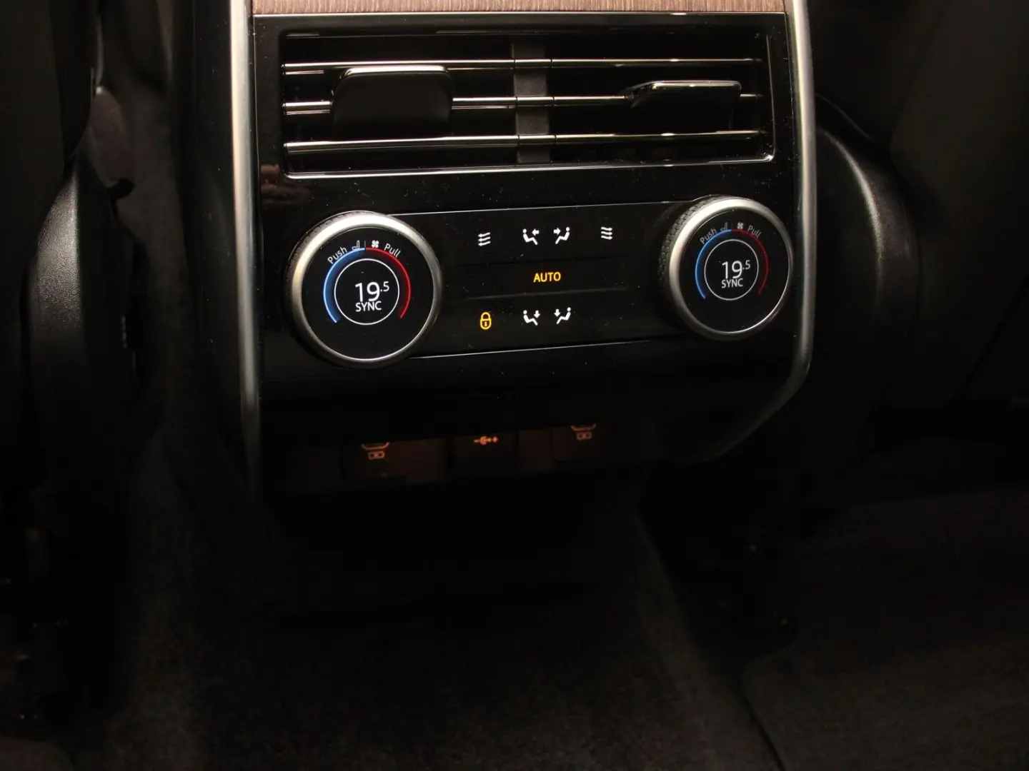 Range Rover P460e Hybrid SE SWB AHK Pano HUD Sha