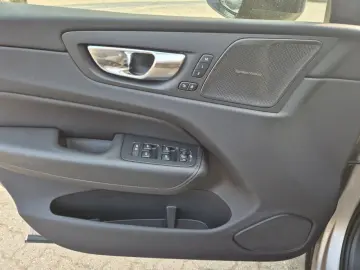 XC60 T8 AWD Recharge Plug-In Hybrid Ultra Dark