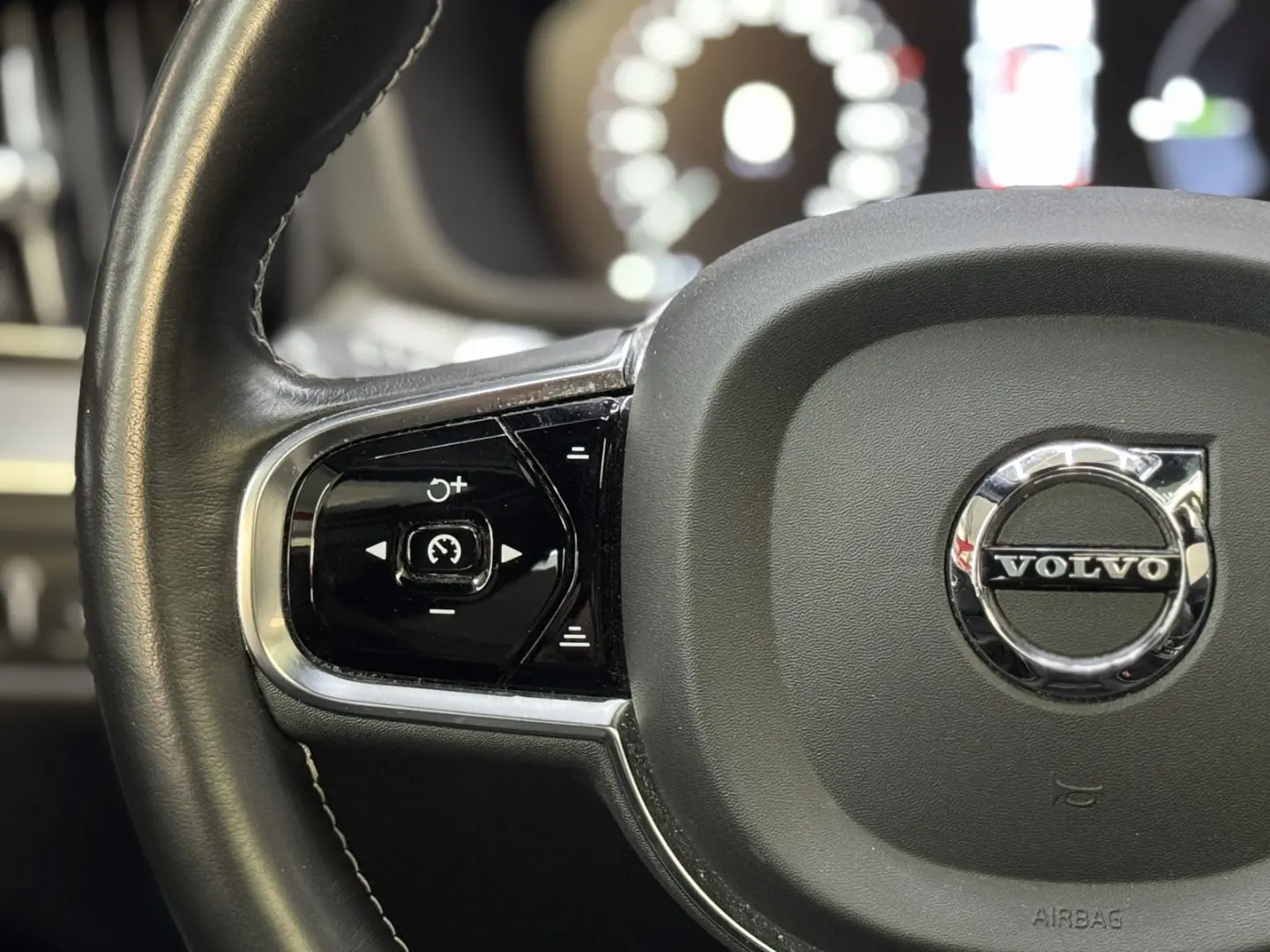 XC60 T6 R Design Recharge Plug-In Hybrid AWD