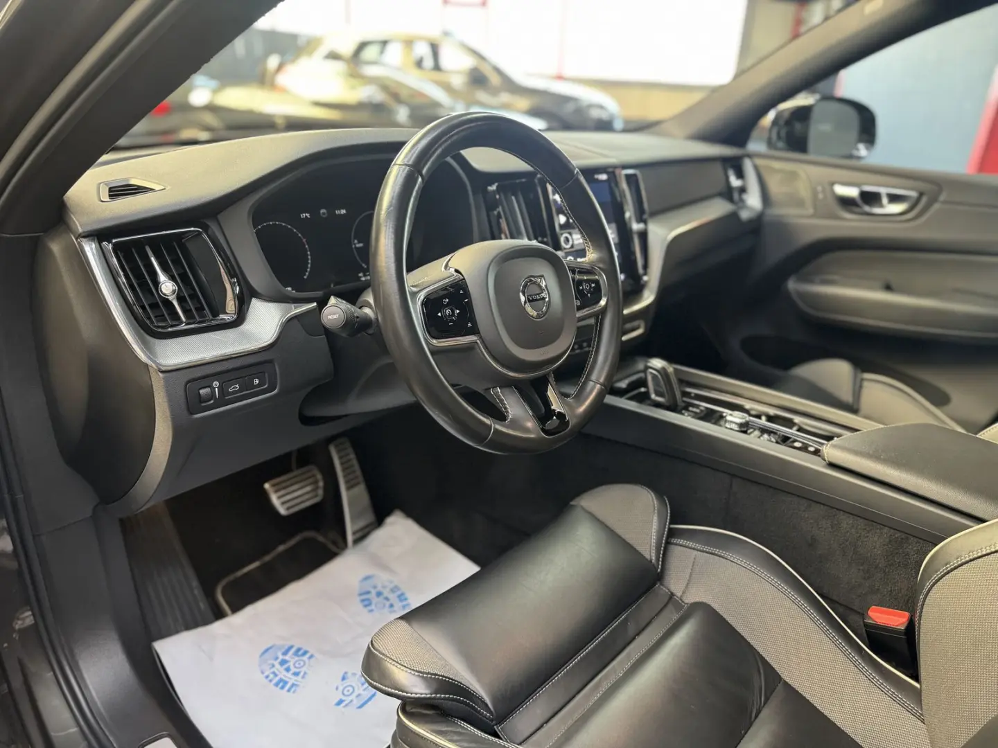 XC60 T6 R Design Recharge Plug-In Hybrid AWD