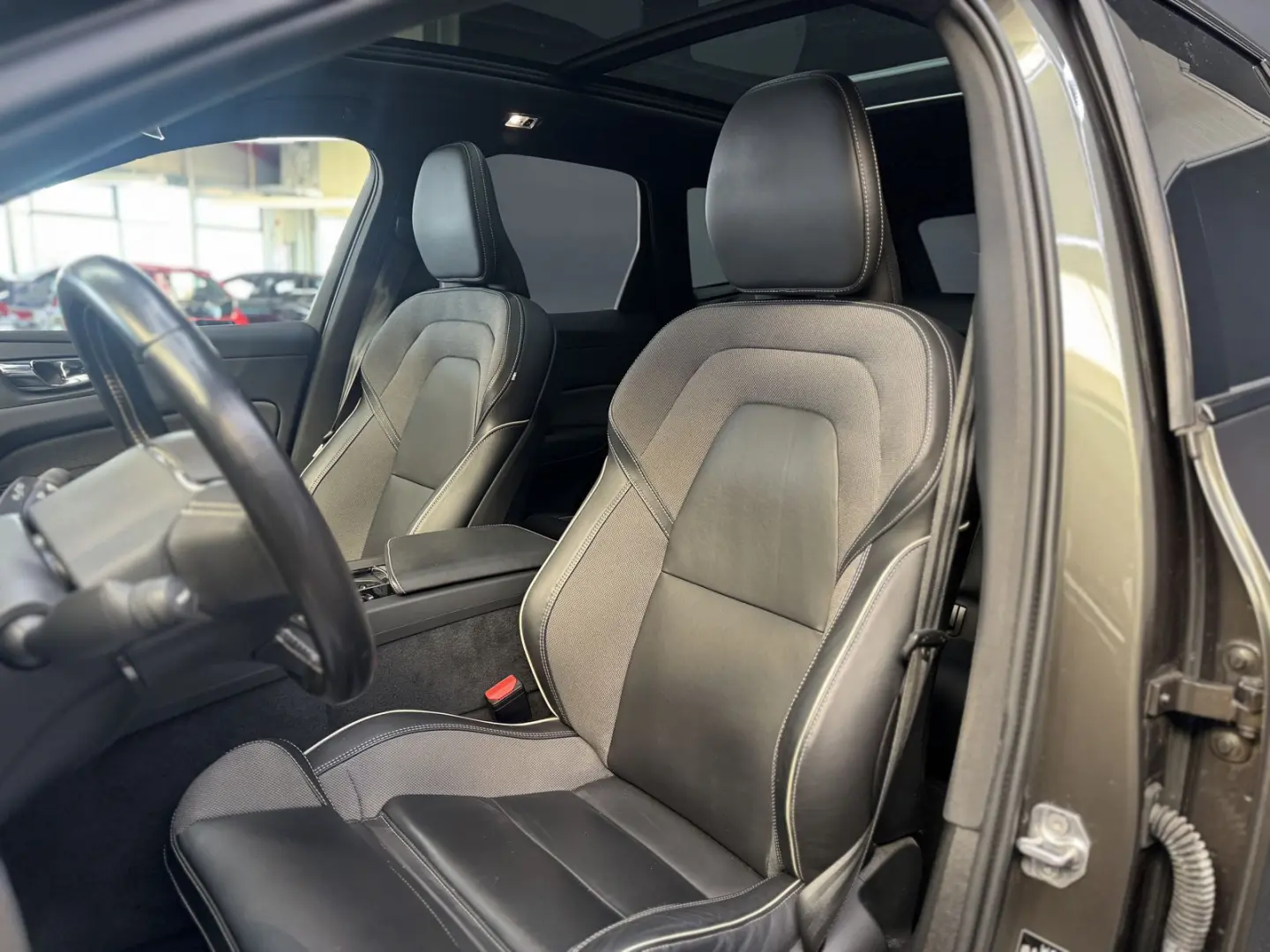XC60 T6 R Design Recharge Plug-In Hybrid AWD