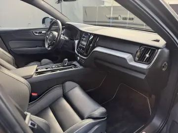 XC60 T6 R Design Recharge Plug-In Hybrid AWD