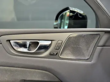 XC60 T6 R Design Recharge Plug-In Hybrid AWD