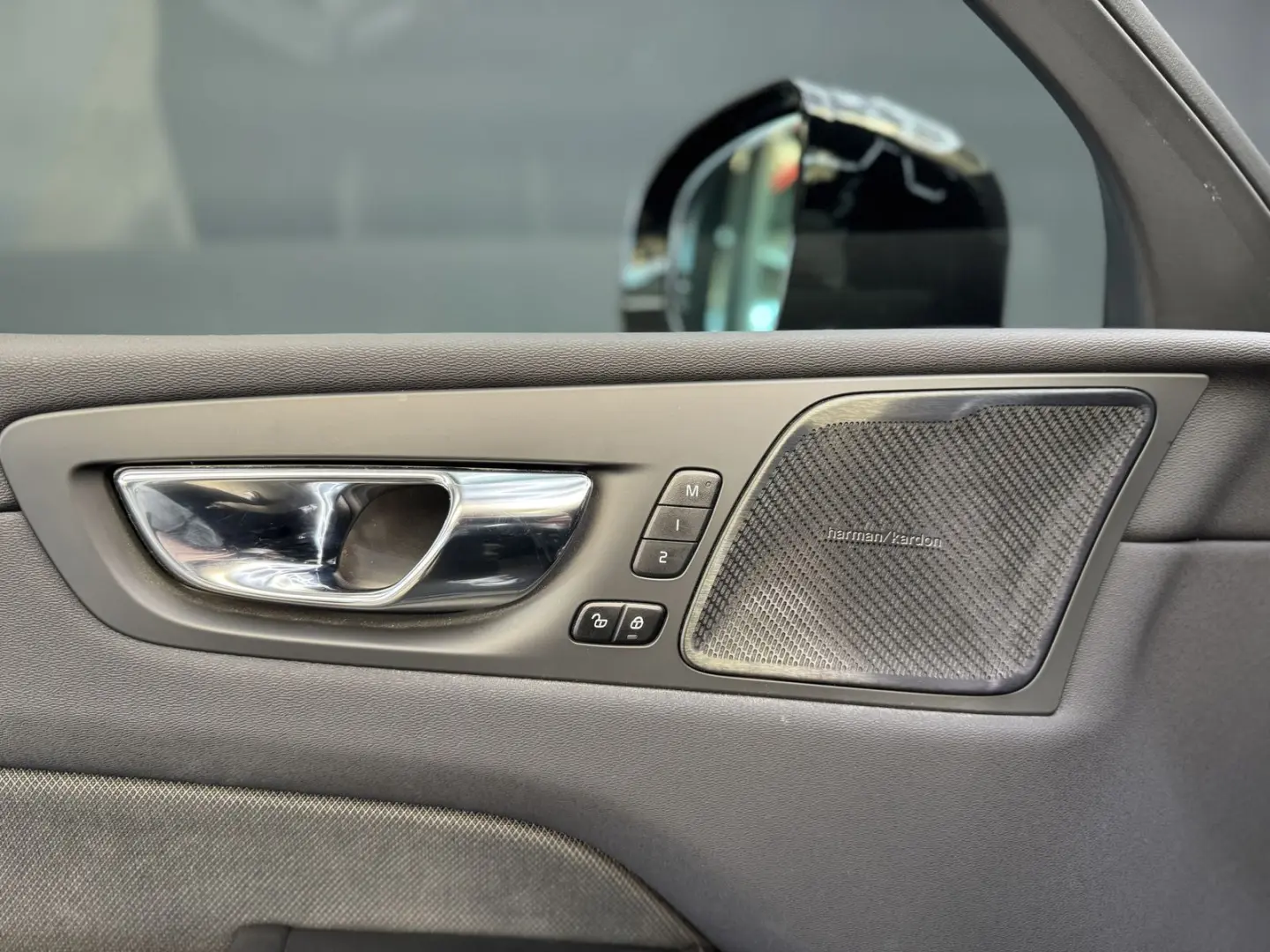 XC60 T6 R Design Recharge Plug-In Hybrid AWD