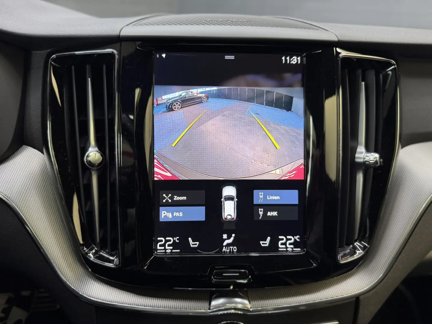 XC60 T6 R Design Recharge Plug-In Hybrid AWD