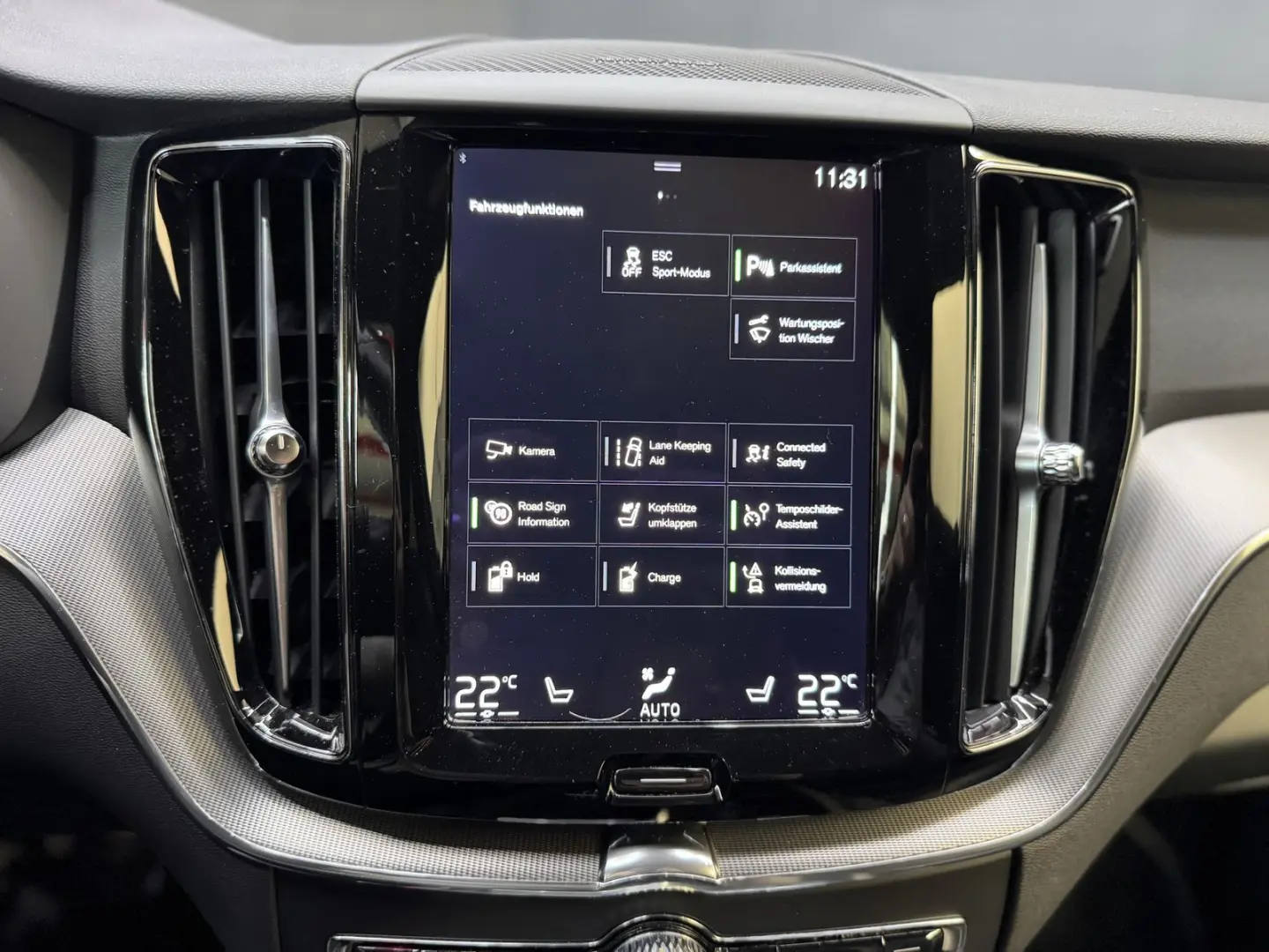 XC60 T6 R Design Recharge Plug-In Hybrid AWD