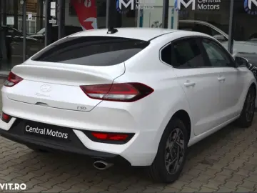 HYUNDAI i30 FASTBACK 1.5T-GDi M-Hybrid HIGHWAY